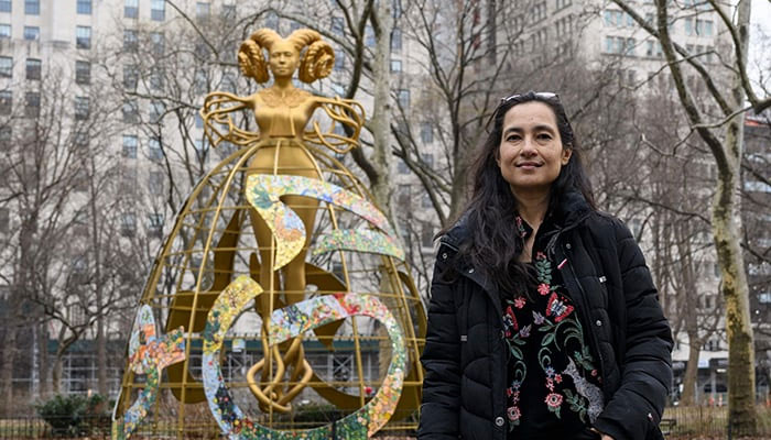 Sanatçı Shahzia Sikander, 7 Şubat 2023'te New York'ta multimedya sergisi Havah...to Breath, Air, Life'ın bir parçası olarak Madison Square Park'ta Witness adlı heykelinin önünde duruyor.  — AFP