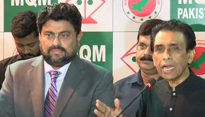 Sindh Valisi Kamran Tessori (solda) ve MQM-P Düzenleyicisi Khalid Maqbool Siddiqui, 11 Şubat 2023'te Karaçi'de düzenlediği basın toplantısında. — YouTube/GeoNews canlı