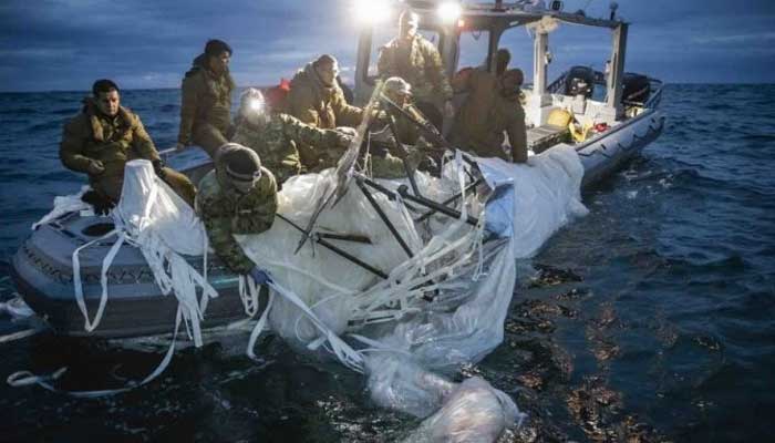 Patlayıcı Mühimmat İmha Grubu 2'ye atanan denizciler, 5 Şubat'ta Atlantik Okyanusu'ndaki Güney Karolina, Myrtle Beach kıyılarında yüksek irtifa gözetleme balonunu kurtardılar. — AFP