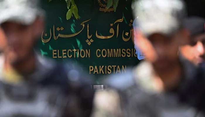 Paramiliter askerler, 2 Ağustos 2022'de Pakistan'ın İslamabad'daki seçim komisyonu binasının önünde nöbet tutuyor. — AFP