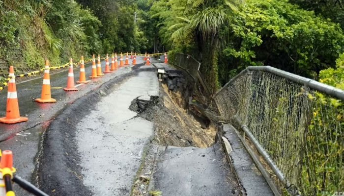 13 Şubat 2023'te Yeni Zelanda'nın West Auckland bölgesinin bir banliyösü olan Titirangi'de fırtınanın ardından yol hasar gördü. AFP