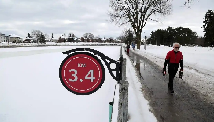 Yayalar, Ottawa, Kanada'daki Rideau Kanalı boyunca yürüyor.  — AFP/ Dosya