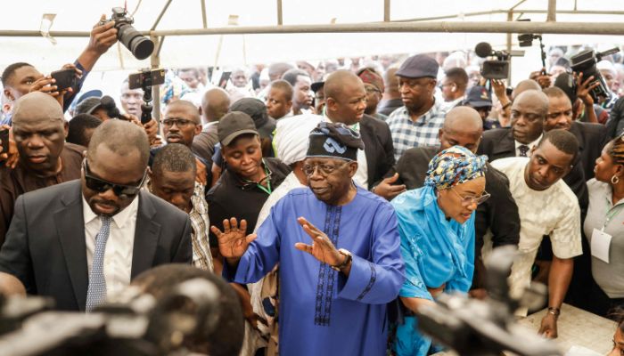 All Progressives Congress (APC) presidential candidate Bola Tinubu (C-L) and his wife Oluremi Tinubu (C-R) arrive to vote at a polling station in Lagos on February 25, 2023, during Nigeria´s presidential and general election.— AFP
