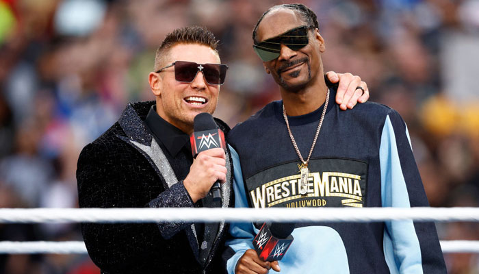 Snoop Dogg does the People’s Elbow, defeats The Miz at Wrestlemania