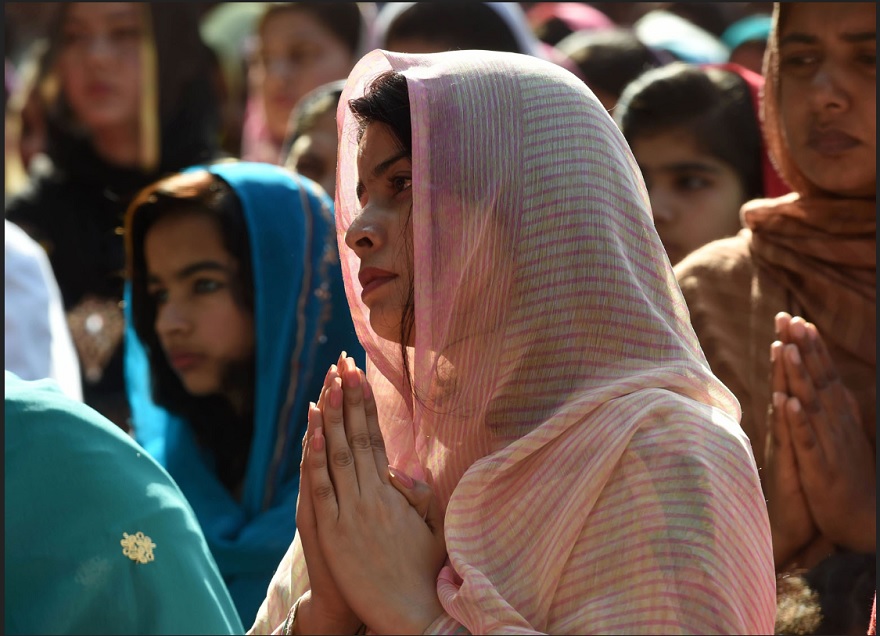 Pakistani Christian worshippers attend Mass to mark Good Friday at St Anthony’s Church in Lahore on March 25, 2016.— AFP