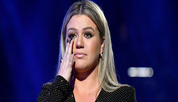 Kelly Clarkson Tells Secret To Dodge Tears During Emotional Performances Go Dead Inside 6532