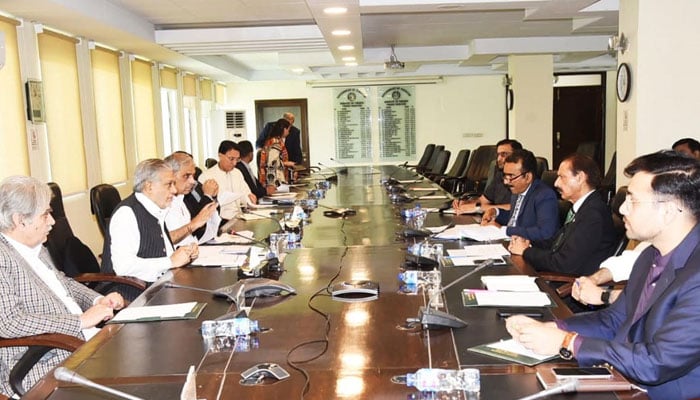 Finance Minister Ishaq Dar chairs the meeting of Reforms and Resource Mobilszation Commission at the Finance Division on April 24, 2023.— PID