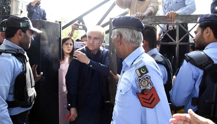 PTI Vice Chairman Shah Mahmood Qureshi leaving Election Commission of Pkaistan office on October 21, 2022 in Islamabad. — Online