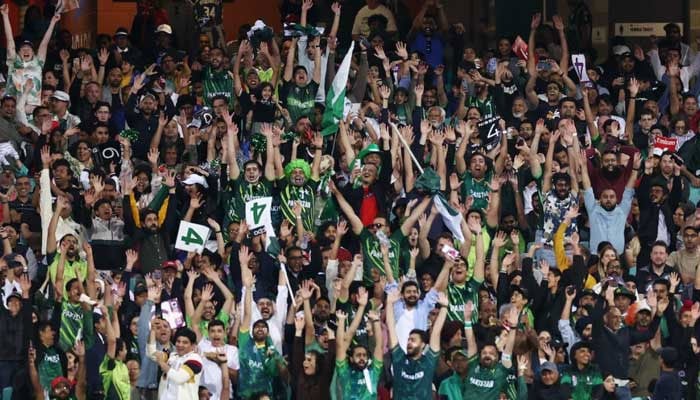 Pakistan supporters cheer ahead of the start of the ICC men´s Twenty20 World Cup 2022 semi-final cricket match between New Zealand and Pakistan at the Sydney Cricket Ground in Sydney on November 9, 2022 — AFP