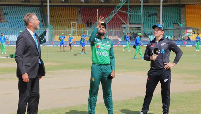 Pakistan Skipper Babar Azam (center) and New Zealand Captain Tom Latham during the toss before the fourth ODI on May 5, 2023. — Twitter/@TheRealPCB