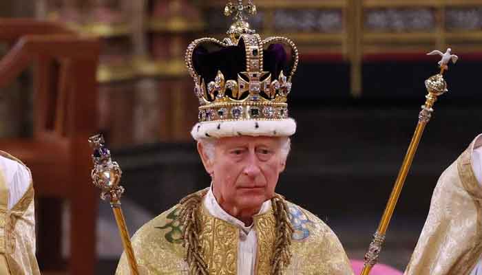 Raja Charles resmi dinobatkan dalam upacara Westminster Abbey