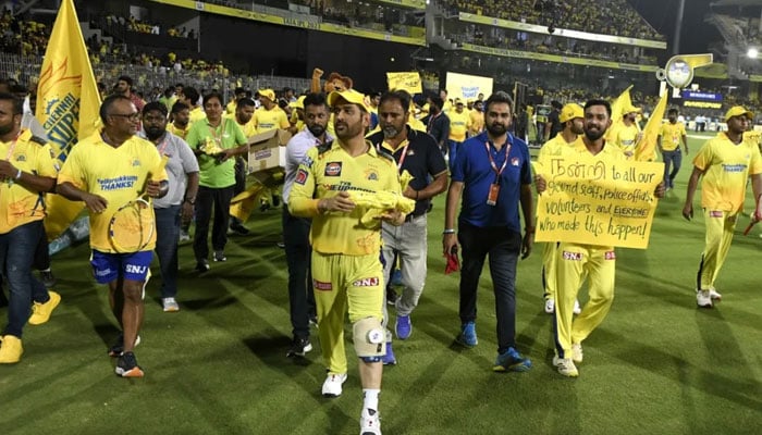 MS Dhoni had a brace strapped on his knee as he did a lap of the Chepauk • BCCI