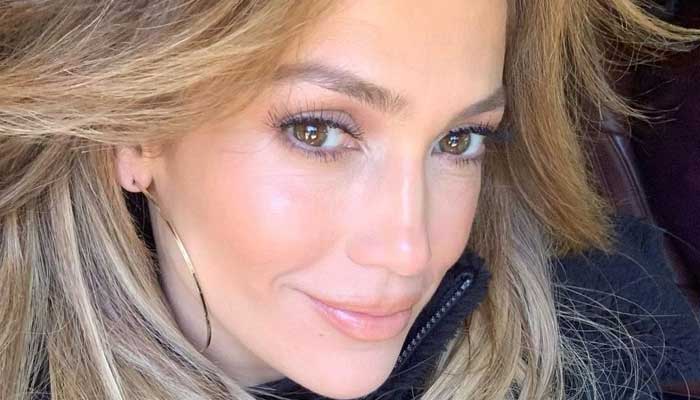 Ben Afflecks wife Jennifer Lopez wows fans in stunning red dress