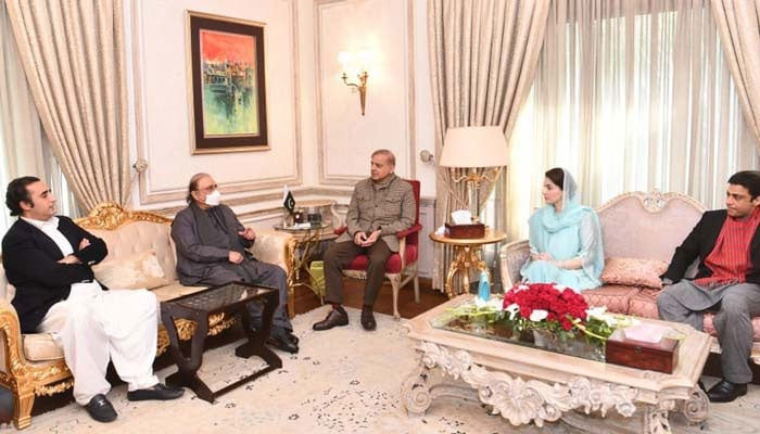 (Soldan sağa) PPP liderleri Bilawal Bhutto-Zardari ve eski başkan Asif Ali Zerdari, PML-N liderleri Shahbaz Sharif, Maryam Nawaz ve Hamza Shahbaz ile birlikte 5 Şubat 2022'deki bir toplantıda sorunları tartışırken görülebilir. — Twitter/MediaCellPPP