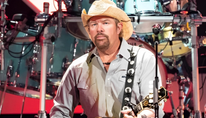 Country singer Toby Keith overcomes stomach cancer, plans to hit the road again