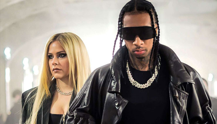 Avril Lavigne اور Tyga ان کے بریک اپ کے دو ہفتے بعد لاس ویگاس میں hangout کر رہے ہیں۔