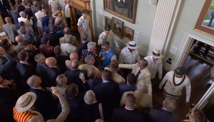 Crowd at Lords Long Room boos at Australian players. — Twitter/@mufaddal_vohra