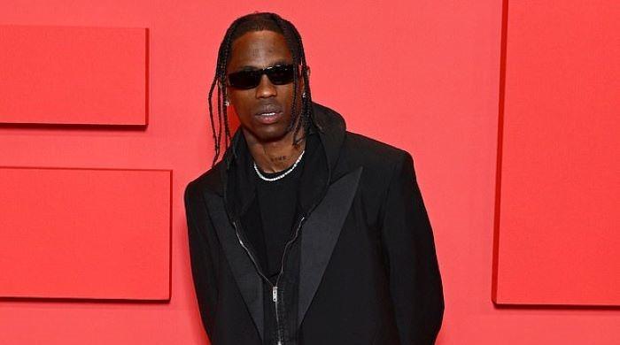 Travis Scott amazes fan at concert, presents shirt and shoes in a ...