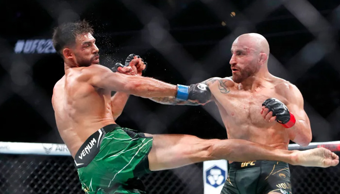 Alexander Volkanovski lands a blow on opponent Yair Rodriguez in a fight at UFC 290 in Las Vegas on July 8, 2023. — AFP