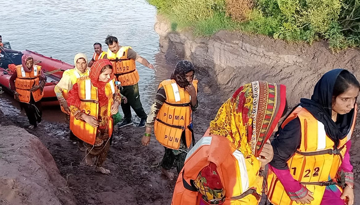 بھارت کی طرف سے سیلابی پانی چھوڑنے سے پنجاب کے شکر گڑھ میں امدادی سرگرمیاں شروع ہو گئیں۔