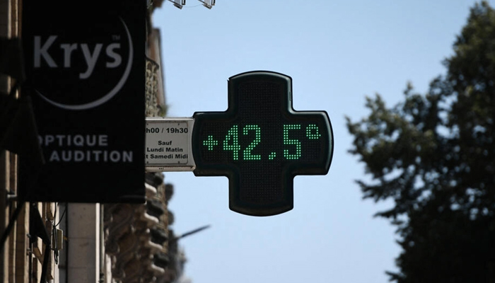 This photograph taken in Toulouse, southern France, on July 17, 2022 shows a pharmacy sign displaying the temperature of 42.5°C, as a heatwave hits France. — AFP