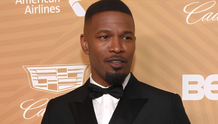 Jamie Foxx returns lost purse in person, leaving owner amazed
