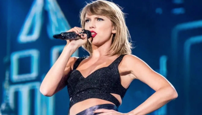 Taylor Swift narrowly dodges friendship bracelets thrown by fans