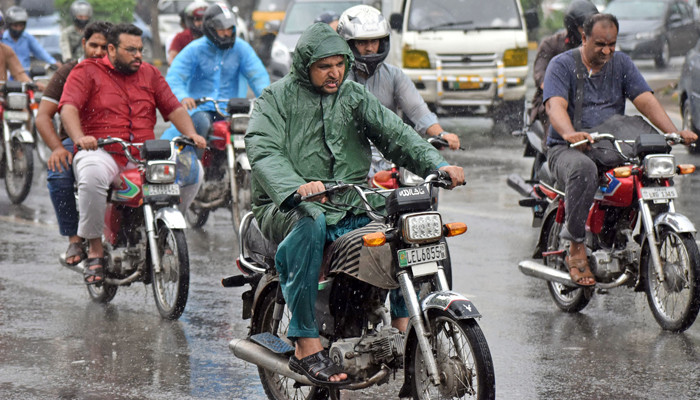 کراچی میں ہلکی بارش کے بعد موسم خوشگوار ہوگیا۔