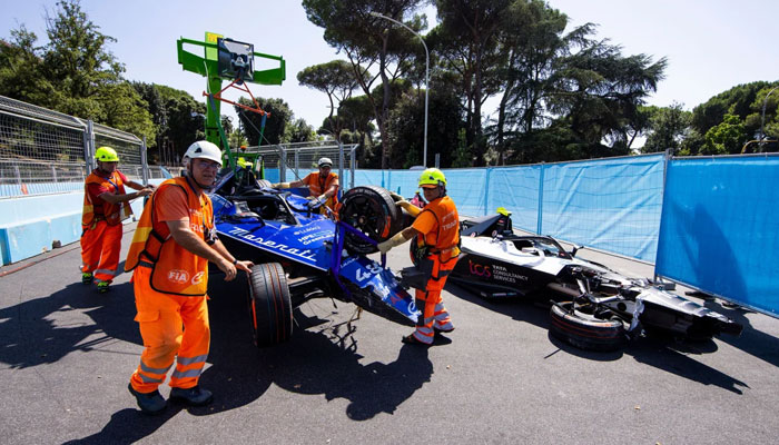 Edoardo Mortaras car is carried off after the crash during the Formula E race in Rome.—DPPI