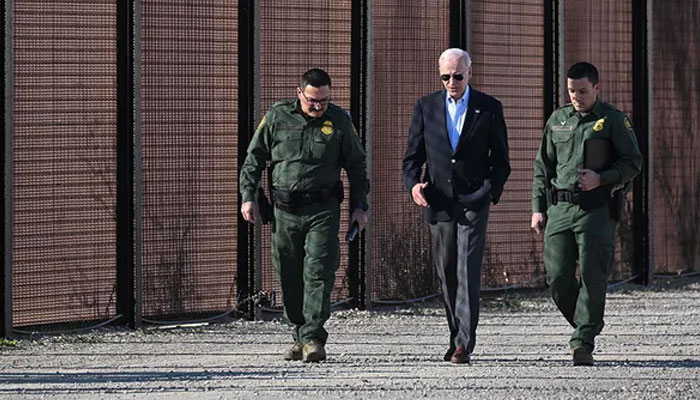 Bu resim, ABD Başkanı Joe Biden'ı Sınır Devriyesi ajanlarına eşlik ederek Teksas, El Paso'da sınır çiti boyunca yürürken gösteriyor.  — AFP/Dosya