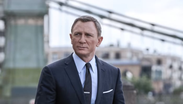 Daniel Craig flouts traffic rules, rides through the red light