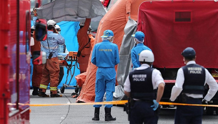 Bu temsili resim, polis ve sağlık görevlilerinin 28 Mayıs 2019'da Kawasaki'de aralarında çocukların da bulunduğu 19 kişiyi bıçakladığı bir olay yerinde gösteriyor. — AFP/Dosya