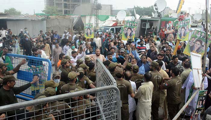 A view of clash between police and PML-N activists during the appearing of Vice President of Pakistan Muslim League-N Maryam Nawaz at the National Accountability Bureaus office. Photo: Online/File