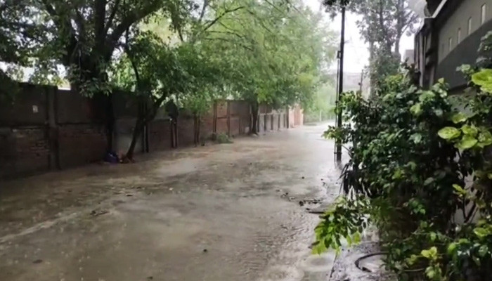 Heavy rains cut power supply in Lahore