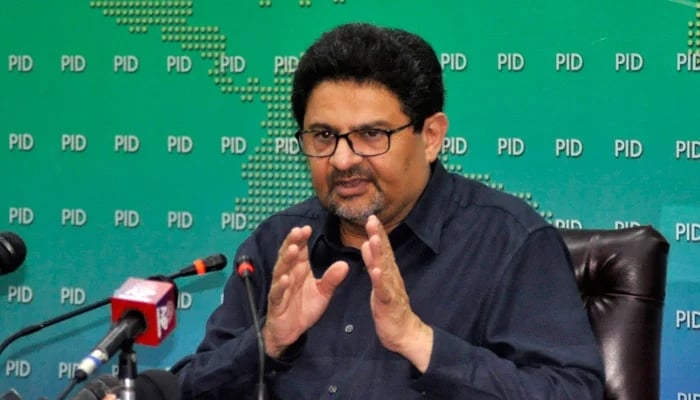 Former finance minister Miftah Ismail addressing a press conference. — APP/File