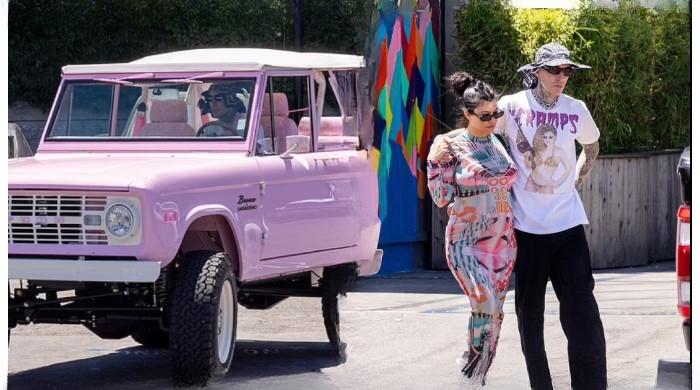 Kourtney Kardashian, Travis Barker spotted driving around Calabasas in ...