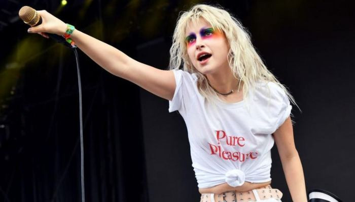 Steph Curry surprises fans during Paramore concert for ‘Misery Business’ performance