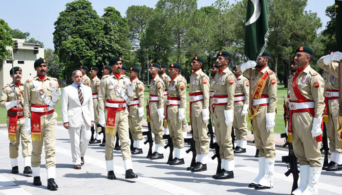 PM pays tribute to martyrs, ghazis on farewell visit to GHQ