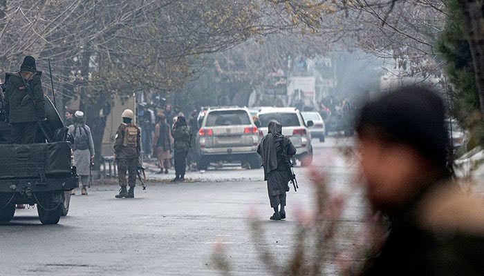 Taliban güvenlik güçleri, 12 Aralık 2022'de Kabil'in ana ticari bölgelerinden biri olan Shahr-e-naw'da düzenlenen saldırı mahalline varıyor. — AFP/File