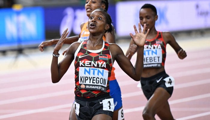 Kenyas Faith Kipyegon (C) reacts as she crosses the finish line to win the womens 5000m final ahead of Netherlands Sifan Hassan (L) and Kenyas Beatrice Chebet (R). AFP