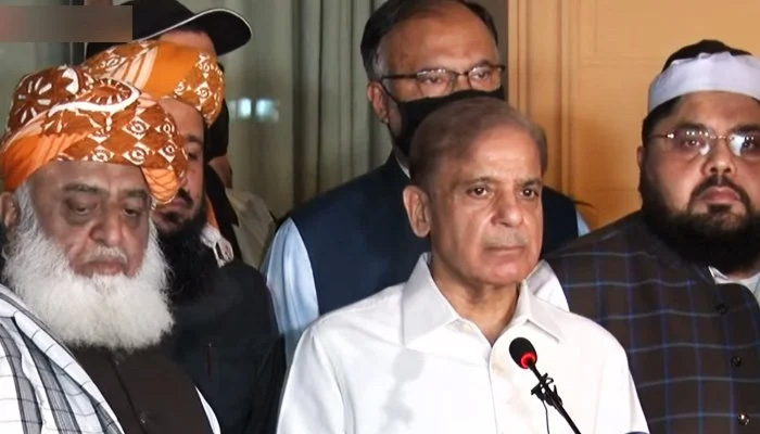 PDM şefi PDM şefi Mevlana Fazlur Rehman (solda) ve PML-N Başkanı Shahbaz Sharif, 28 Mayıs 2021'de İslamabad'da bir basın toplantısında konuşurken, bu kare bir videodan alınmıştır.  — Coğrafi Haberler