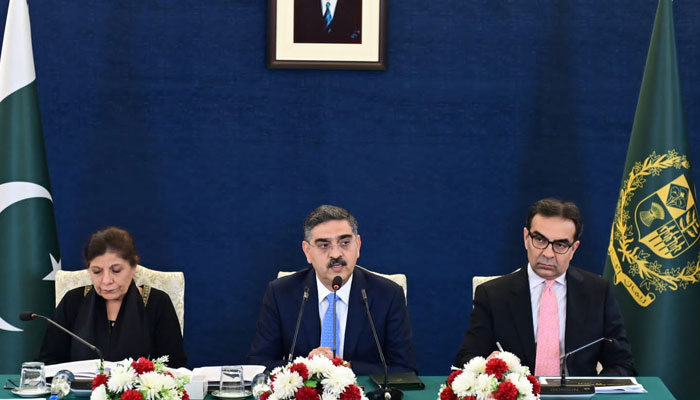 Caretaker Prime Minister Anwaar-ul-Haq Kakar briefing senior journalists along with interim Finance Minister Shamshad Akhtar at the Prime Ministers House in Islamabad on August 31, 2023. — PM Office