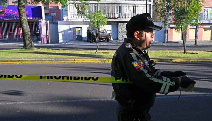 31 Ağustos 2023'te Ekvador'un Quito kentinde hapishanelerin yönetiminden sorumlu teşkilatın (SNAI) genel merkezinin önünde yanmış bir araba görülüyor.  — AFP