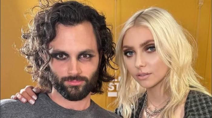 Penn Badgley Podcast پر Taylor Momsen کے ساتھ ‘گپ شپ گرل’ کے لمحات کو زندہ کرتا ہے۔