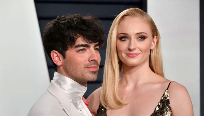 Joe Jonas muncul mengenakan cincin kawin di tengah rumor perceraian dengan Sophie Turner