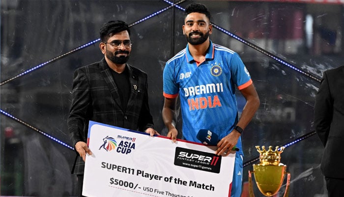 India´s Mohammed Siraj (R) receives the ´Player of the Match award at the end of the Asia Cup 2023 one-day international (ODI) final cricket match between India and Sri Lanka at the R. Premadasa Stadium in Colombo on September 17, 2023.—AFP