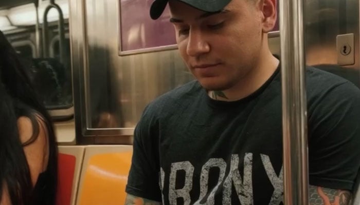 Eskizleriyle New York metro yolcularını büyüleyen ünlü TikTok sanatçısı kişisel sergisini açtı.  Sanat Haberleri