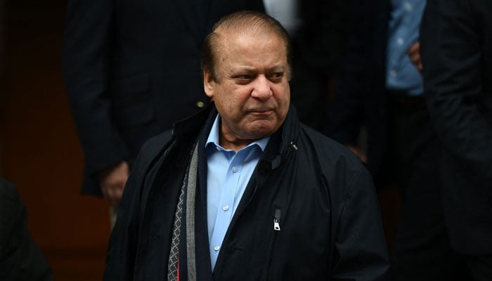 Pakistan´s former Prime Minister Nawaz Sharif (3L) leaves from a property in west London on May 11, 2022. — AFP