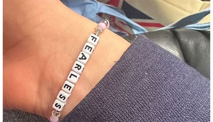 Sophie Turner displays strength with Fearless bracelet after divorce.