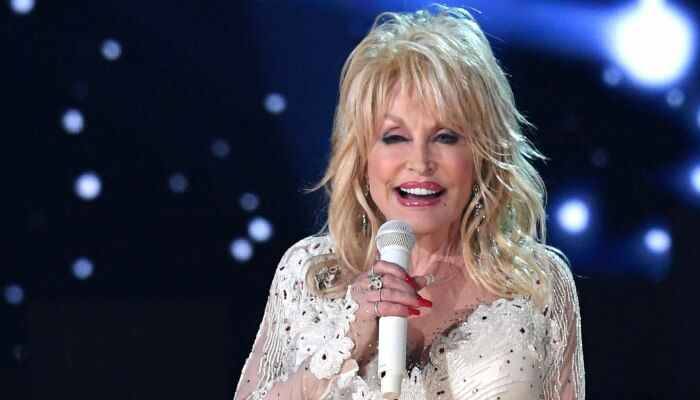 Dolly Parton confesses she prefers fax over email for communication
